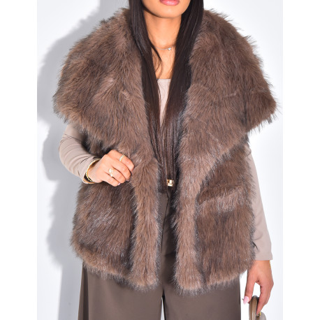 Kurzer, ärmelloser Mantel aus Kunstfell