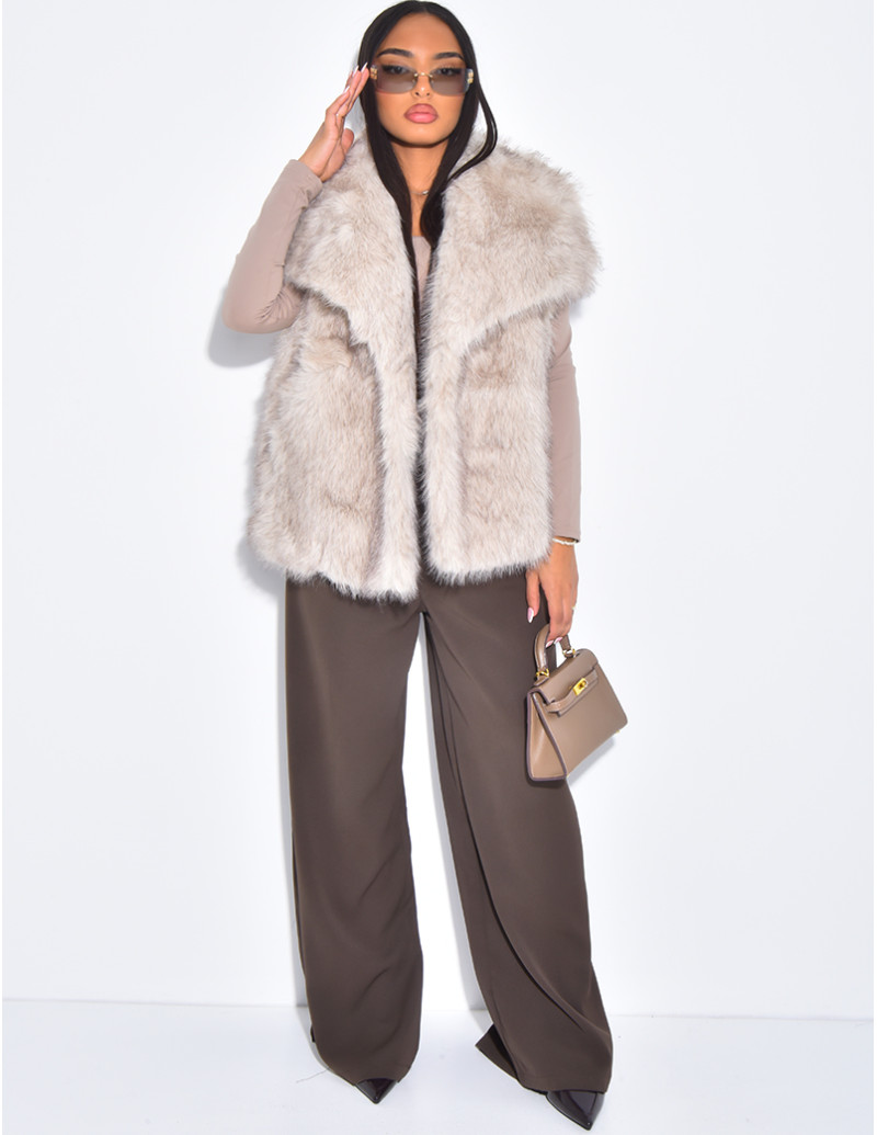 Kurzer, ärmelloser Mantel...