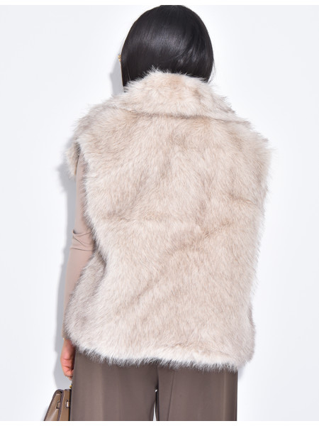 Short sleeveless faux fur coat
