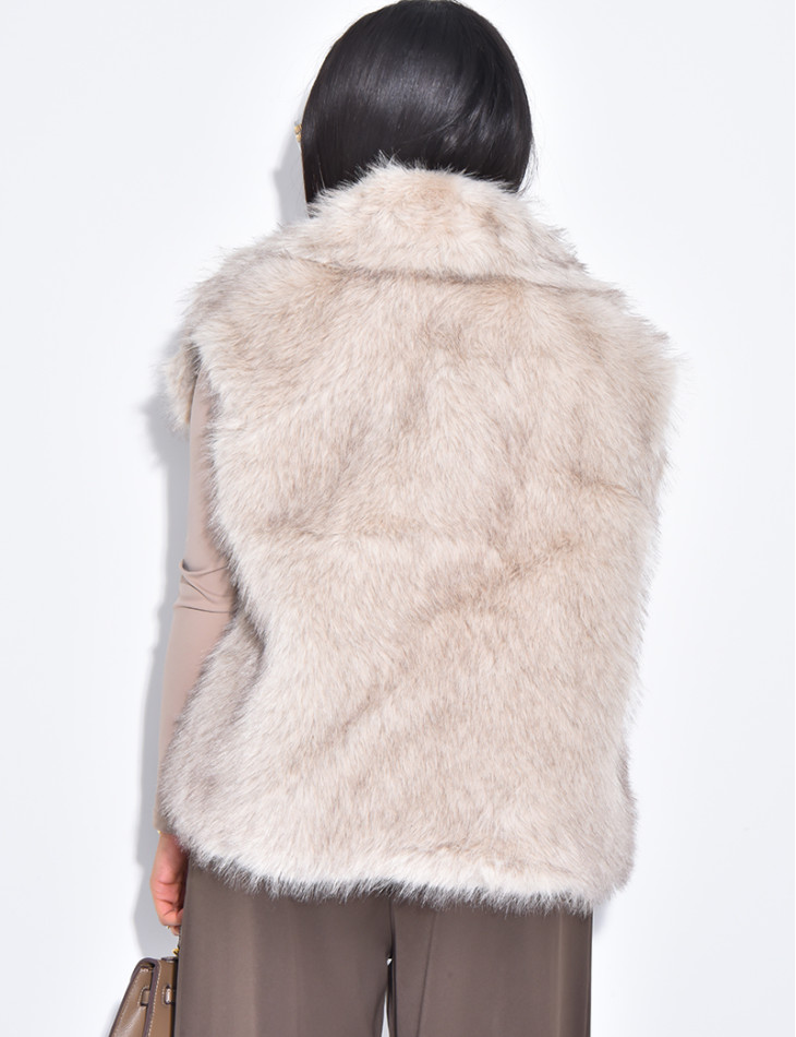 Short sleeveless faux fur coat