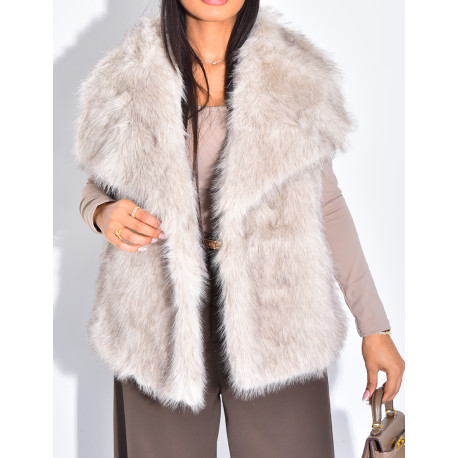 Short sleeveless faux fur coat