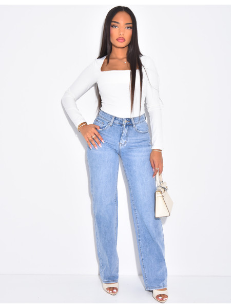 Jeans coupe droite stretchy effet destroy sur l'arrière