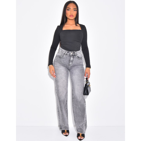 Gerade geschnittene Stretchjeans mit Destroyed-Effekt auf der Rückseite