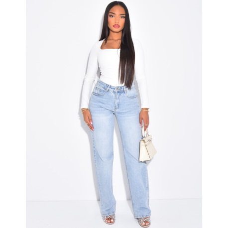 Jeans coupe droite stretchy effet destroy  & strass sur l'arrière