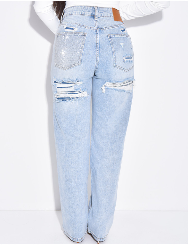 Jeans coupe droite stretchy effet destroy  & strass sur l'arrière