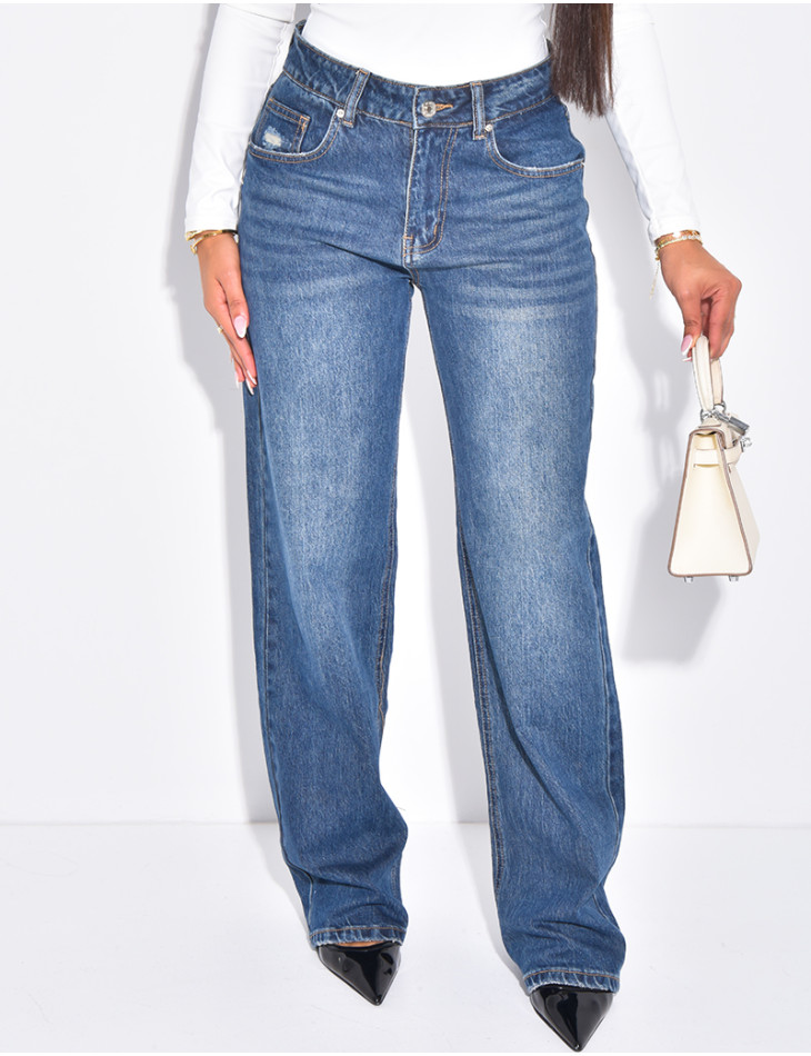 Jeans coupe droite stretchy effet destroy  & strass sur l'arrière