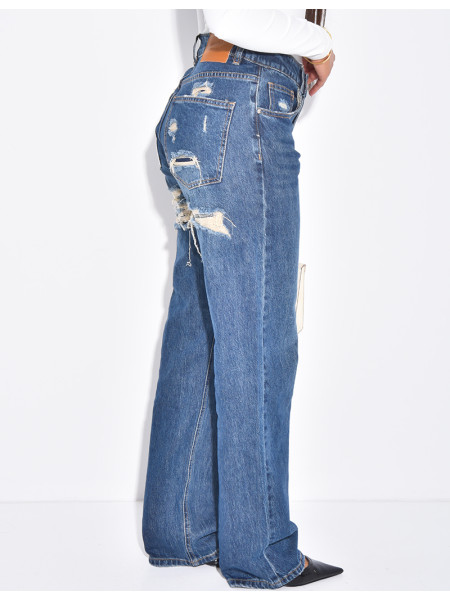 Jeans coupe droite stretchy effet destroy  & strass sur l'arrière