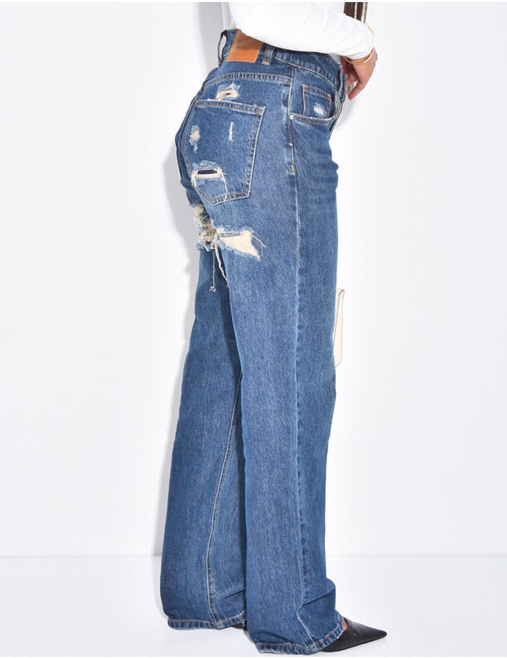 Jeans coupe droite stretchy effet destroy  & strass sur l'arrière