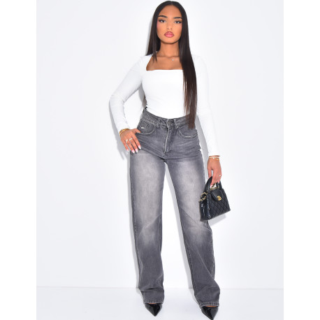 Jeans coupe droite stretchy effet destroy  & strass sur l'arrière