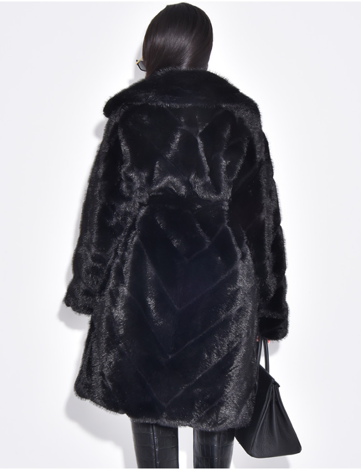 Langer Mantel aus Kunstfell mit Gürtel