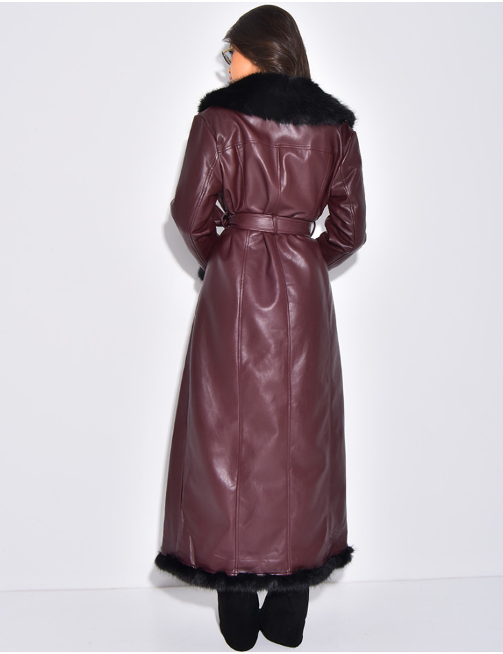 Sehr langer Mantel aus Kunstleder mit Kunstfellbesatz