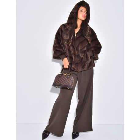 Manteau court en fausse fourrure et capuche