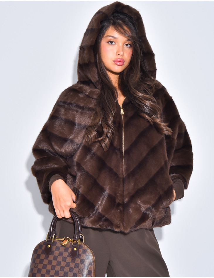 Kurzer Mantel aus Kunstfell mit Kapuze