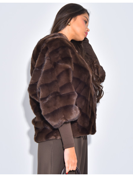 Kurzer Mantel aus Kunstfell mit Kapuze