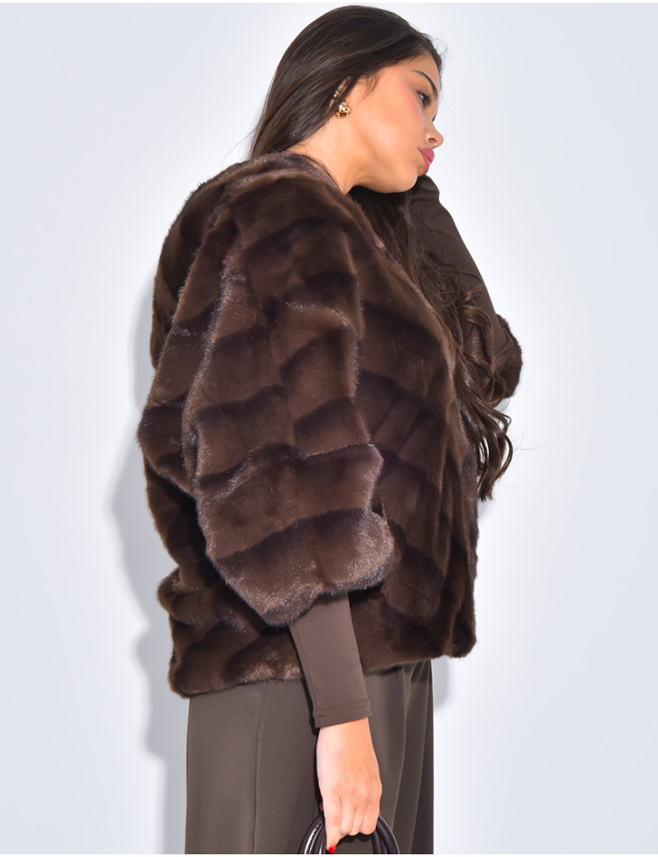 Kurzer Mantel aus Kunstfell mit Kapuze