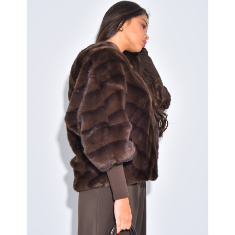 Kurzer Mantel aus Kunstfell mit Kapuze