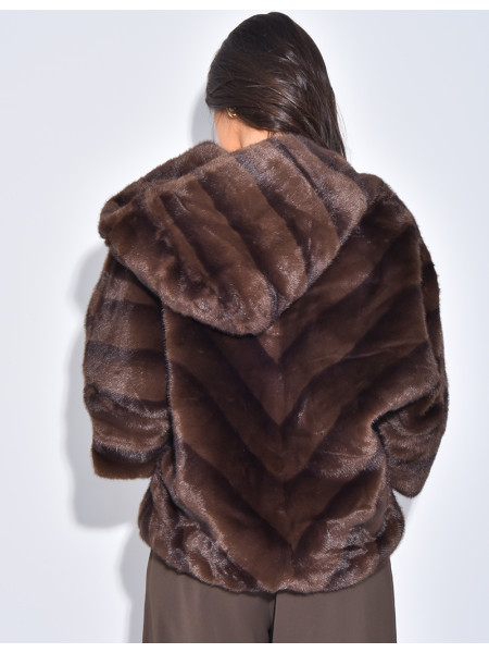 Kurzer Mantel aus Kunstfell mit Kapuze