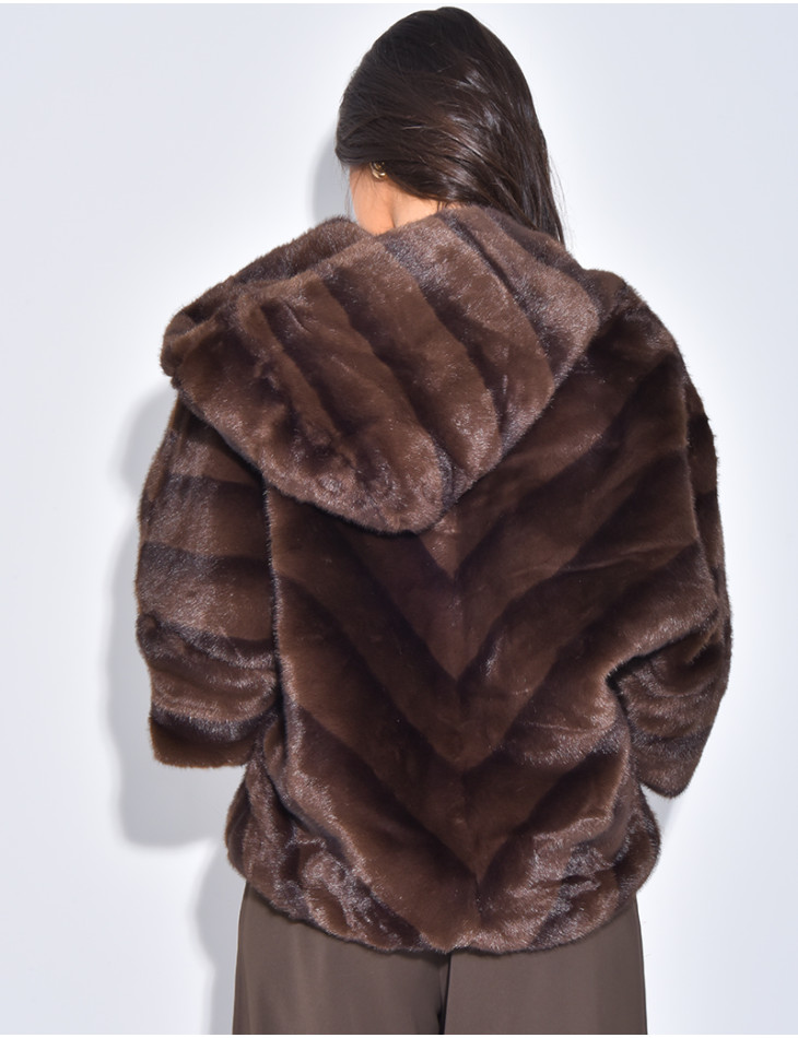 Kurzer Mantel aus Kunstfell mit Kapuze