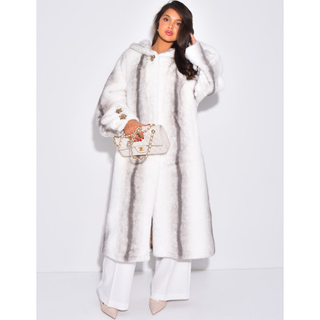 Sehr langer Mantel aus Kunstfell mit Kapuze und Kristallbroschen