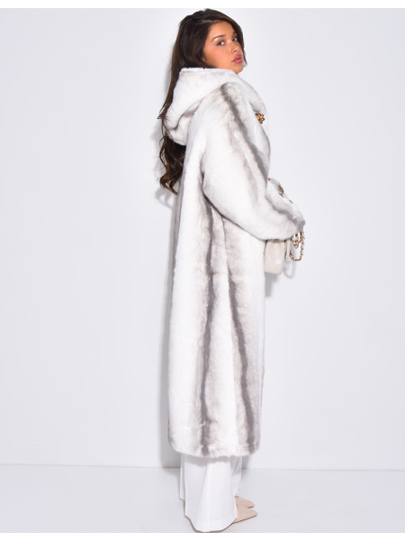 Sehr langer Mantel aus Kunstfell mit Kapuze und Kristallbroschen