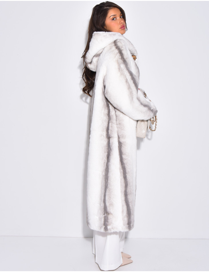 Sehr langer Mantel aus Kunstfell mit Kapuze und Kristallbroschen