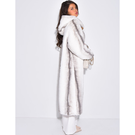 Sehr langer Mantel aus Kunstfell mit Kapuze und Kristallbroschen