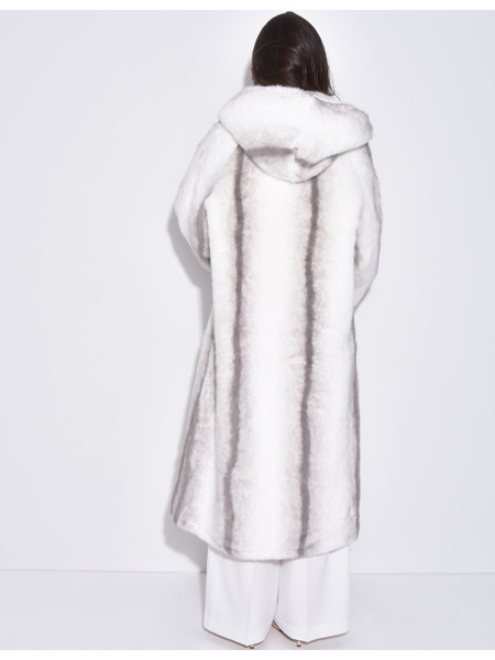 Sehr langer Mantel aus Kunstfell mit Kapuze und Kristallbroschen