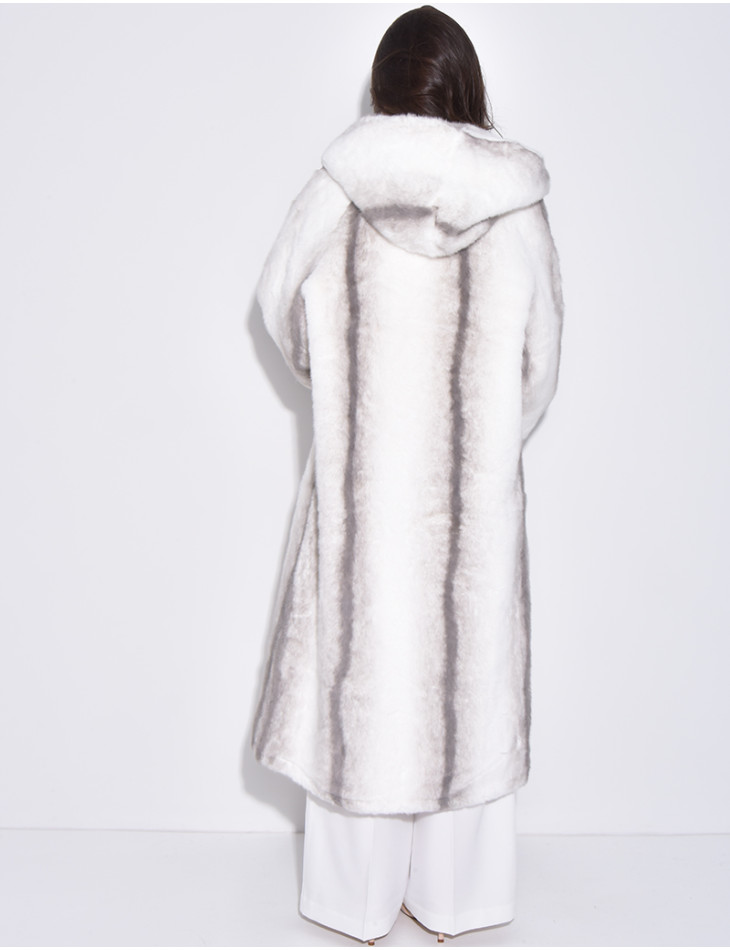 Sehr langer Mantel aus Kunstfell mit Kapuze und Kristallbroschen