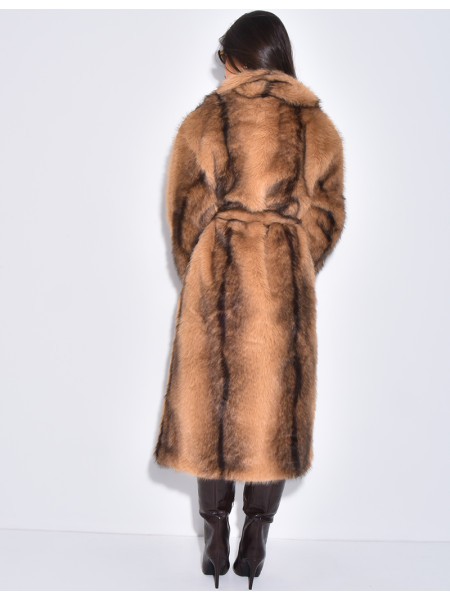 Sehr langer Mantel aus Kunstfell mit Gürtel
