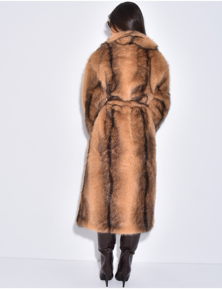 Sehr langer Mantel aus Kunstfell mit Gürtel