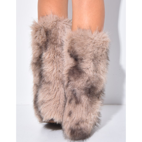 Suede-effect cowboy boots with square heels and faux fur cuffs