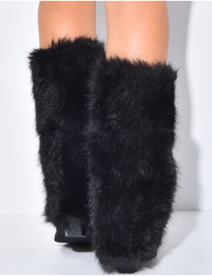 Bottes en suédine style santiag à talons carré et rabat en fausse fourrure