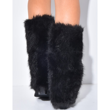 Bottes en suédine style santiag à talons carré et rabat en fausse fourrure