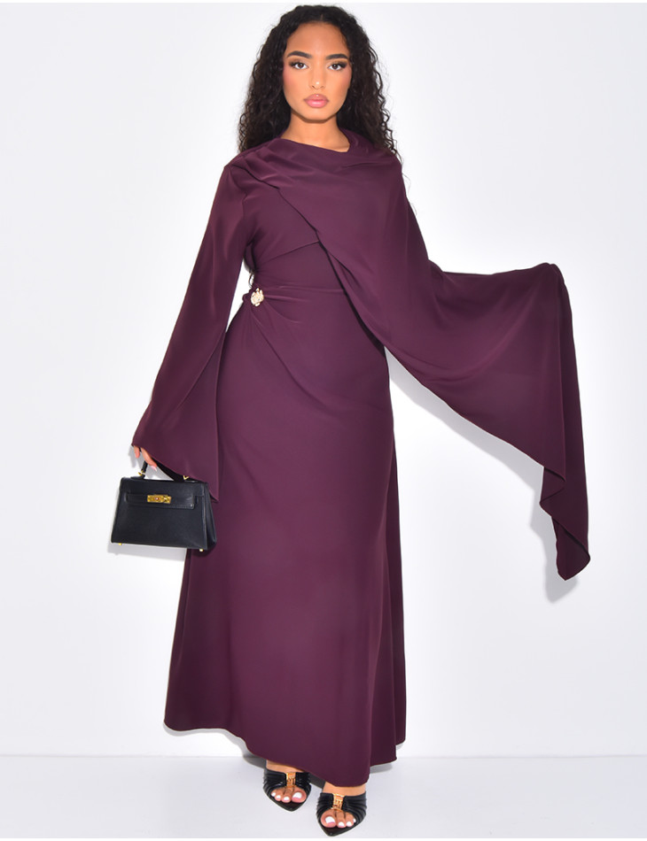 Robe longue et fluide à châle au col et broche à la taille