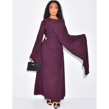 Robe longue et fluide à châle au col et broche à la taille