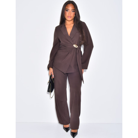 Fitted blazer and straight-leg trousers with gold brooch
