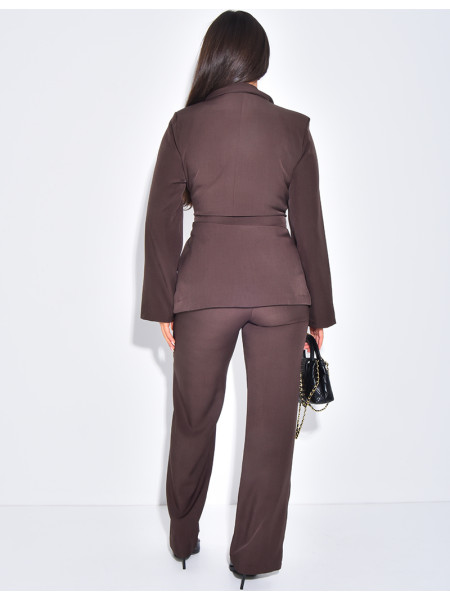 Fitted blazer and straight-leg trousers with gold brooch