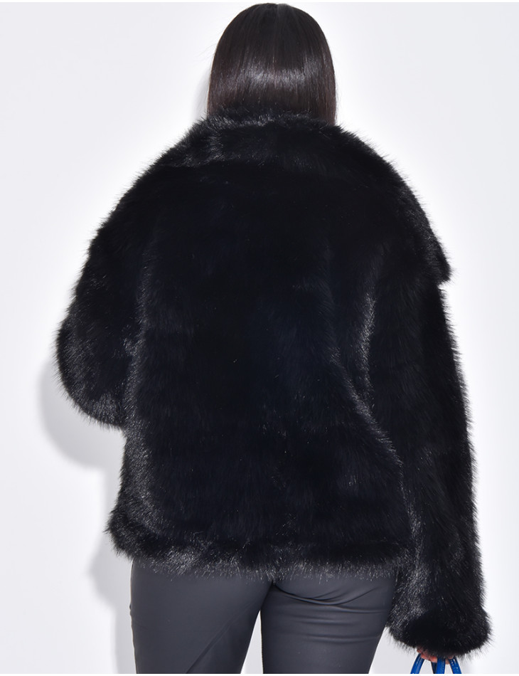 Kurze Kunstfelljacke mit Umlegekragen