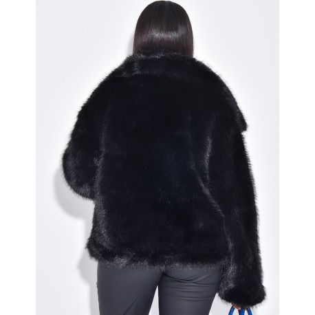 Kurze Kunstfelljacke mit Umlegekragen