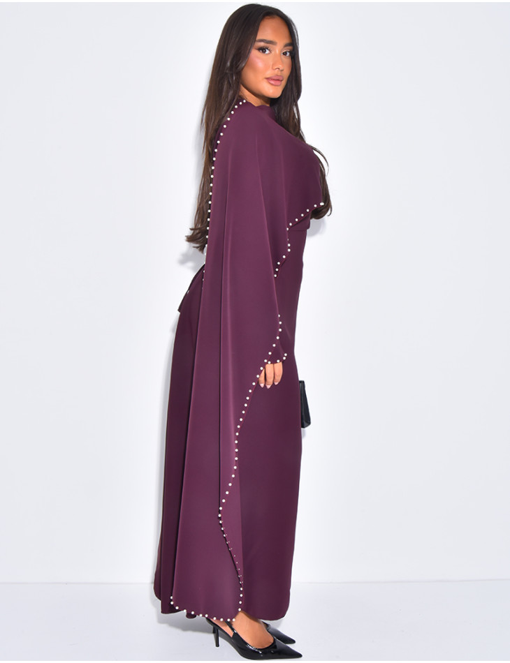 Robe longue ajustée à cape ornée de perles au col