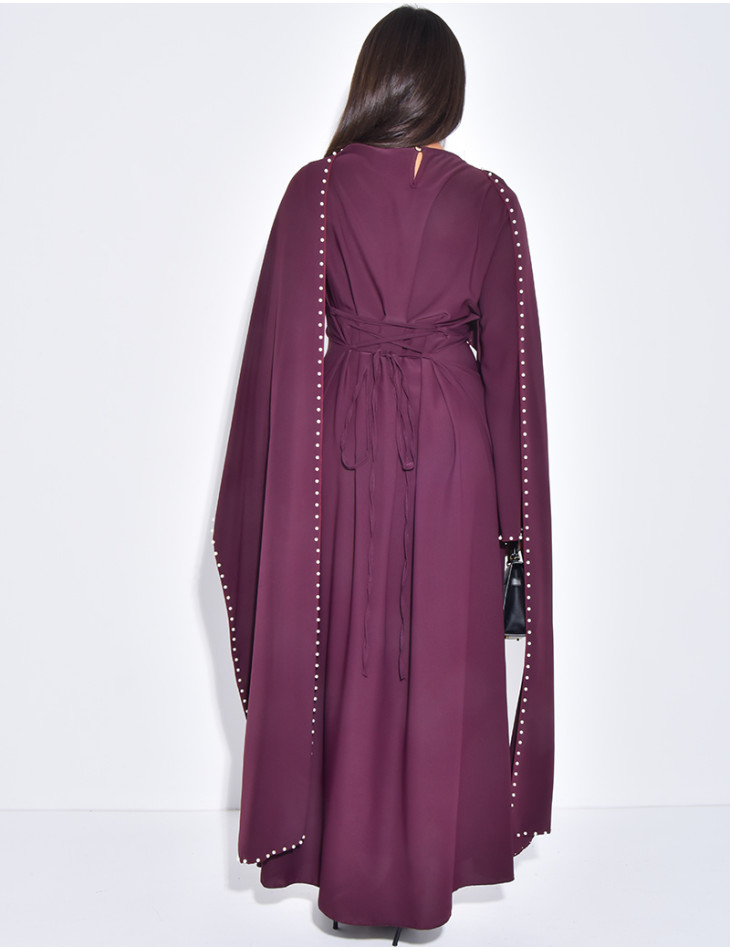 Robe longue ajustée à cape ornée de perles au col