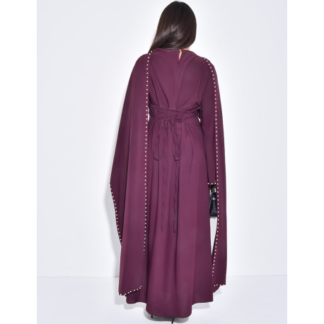 Robe longue ajustée à cape ornée de perles au col