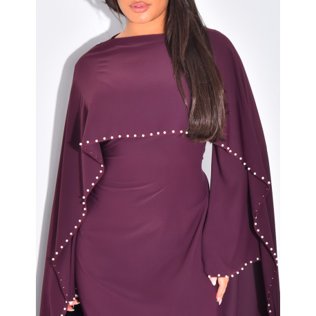 Robe longue ajustée à cape ornée de perles au col