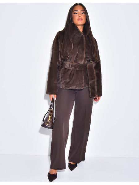 Kurzer Mantel aus Kunstfell mit Gürtel und Kapuze