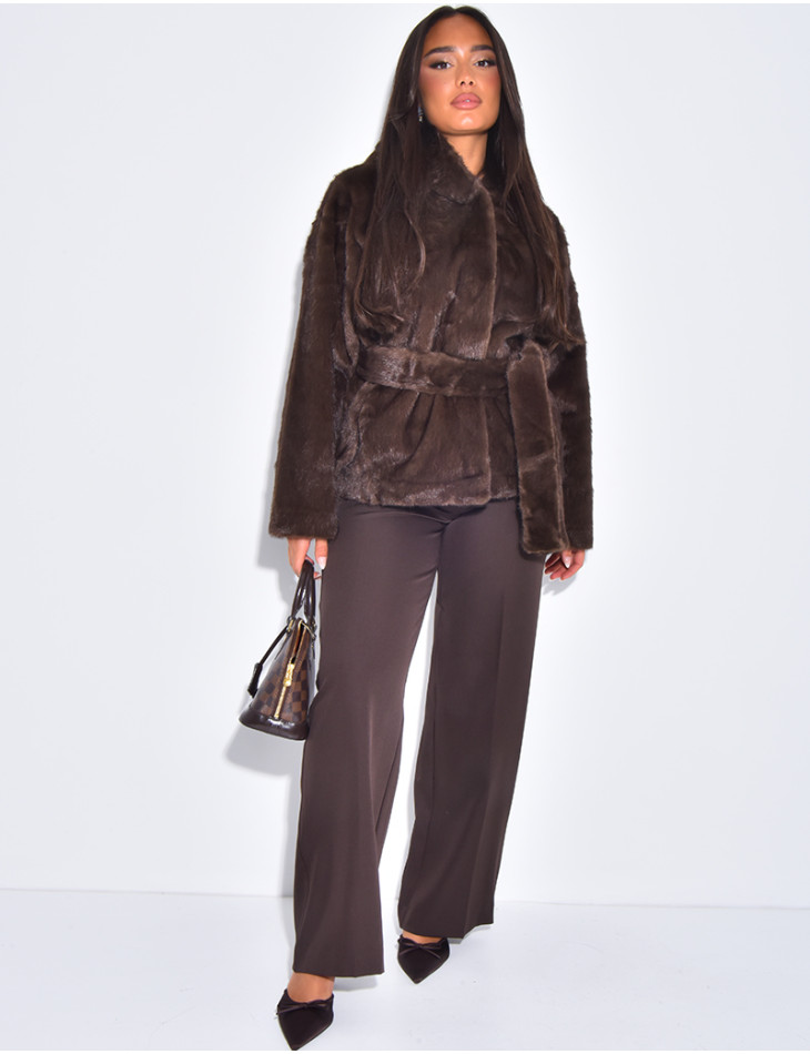 Kurzer Mantel aus Kunstfell mit Gürtel und Kapuze