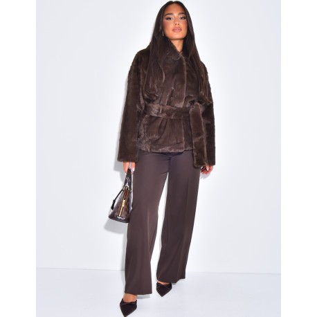 Kurzer Mantel aus Kunstfell mit Gürtel und Kapuze