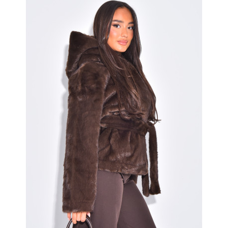 Kurzer Mantel aus Kunstfell mit Gürtel und Kapuze