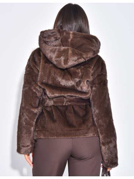 Kurzer Mantel aus Kunstfell mit Gürtel und Kapuze