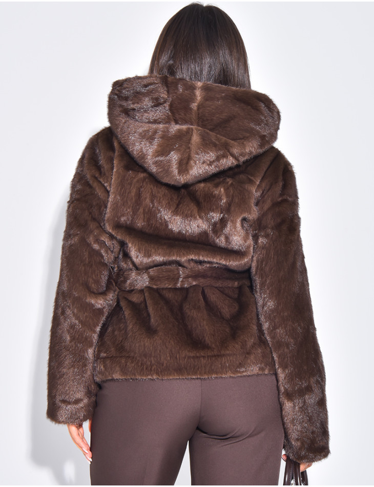 Kurzer Mantel aus Kunstfell mit Gürtel und Kapuze