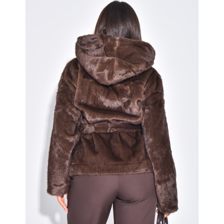 Kurzer Mantel aus Kunstfell mit Gürtel und Kapuze